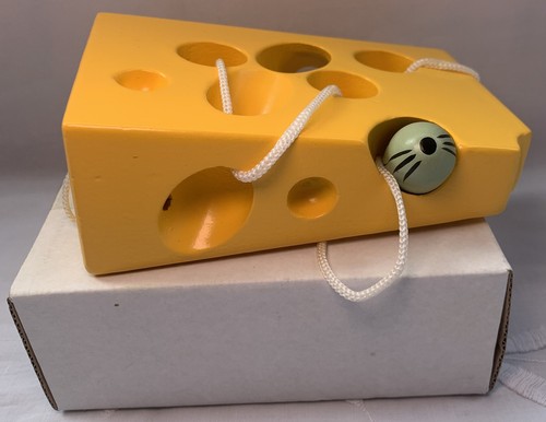 Wooden mouse cheese lacing - &,